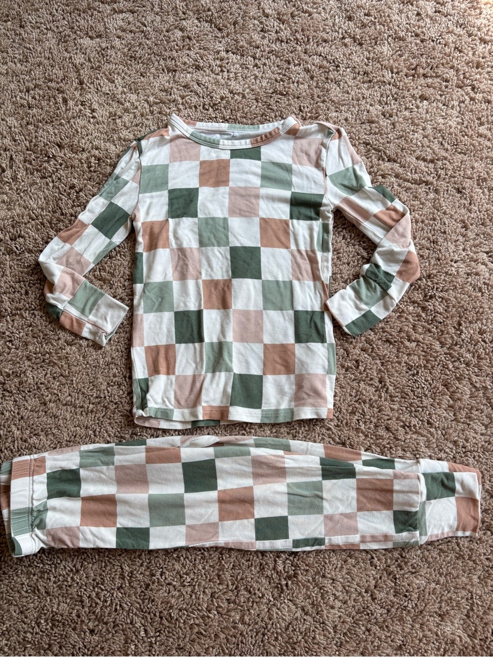 Posh Peanut Checkered Pajama Set: 3T-4T